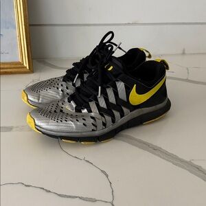 Oregon Ducks Nike Athletic Shoes size 9